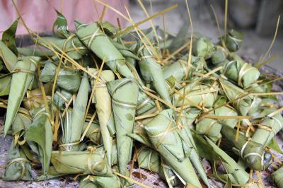 คำอธิบาย : การทำข้าวห่อของชาวบ้านกะเหรี่ยงบ้านห้วยแห้ง<br>วันที่ถ่าย  :28 ส.ค. 2556<br>ผู้ถ่าย : ลิดาพรรณ จันทรพิมานสุข<br>ลิขสิทธิ์  : ศูนย์มานุษยวิทยาสิรินธร (องค์การมหาชน)<br>รูปแบบลิขสิทธิ์ : สัญญาอนุญาตครีเอทีฟคอมมอนส์<br>