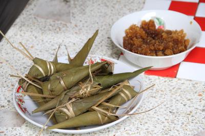คำอธิบาย : การทำข้าวห่อของชาวบ้านกะเหรี่ยงบ้านห้วยแห้ง<br>วันที่ถ่าย  :28 ส.ค. 2556<br>ผู้ถ่าย : ลิดาพรรณ จันทรพิมานสุข<br>ลิขสิทธิ์  : ศูนย์มานุษยวิทยาสิรินธร (องค์การมหาชน)<br>รูปแบบลิขสิทธิ์ : สัญญาอนุญาตครีเอทีฟคอมมอนส์<br>