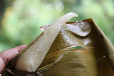 คำอธิบาย : การทำข้าวห่อของชาวบ้านกะเหรี่ยงบ้านห้วยแห้ง<br>วันที่ถ่าย  :28 ส.ค. 2556<br>ผู้ถ่าย : ลิดาพรรณ จันทรพิมานสุข<br>ลิขสิทธิ์  : ศูนย์มานุษยวิทยาสิรินธร (องค์การมหาชน)<br>รูปแบบลิขสิทธิ์ : สัญญาอนุญาตครีเอทีฟคอมมอนส์<br>