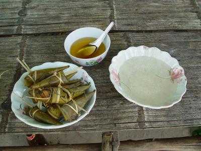 คำอธิบาย : ข้าวต้มมัดที่ต้มสุกแล้ว พร้อมน้ำตาลเคี่ยวหรือน้ำผึ้ง<br>ผู้ถ่าย : พัชรีวรรณ์ เบ้าดี<br>ลิขสิทธิ์  : ศูนย์มานุษยวิทยาสิรินธร (องค์การมหาชน)<br>รูปแบบลิขสิทธิ์ : สัญญาอนุญาตครีเอทีฟคอมมอนส์<br>
