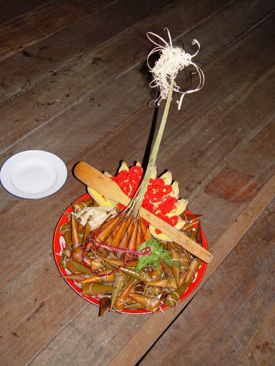 คำอธิบาย : ถาดเครื่องเซ่นไหว้ในพิธีกินข้าวห่อ<br>ผู้ถ่าย : พัชรีวรรณ์ เบ้าดี<br>ลิขสิทธิ์  : ศูนย์มานุษยวิทยาสิรินธร (องค์การมหาชน)<br>รูปแบบลิขสิทธิ์ : สัญญาอนุญาตครีเอทีฟคอมมอนส์<br>