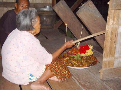 คำอธิบาย : เคาะบันได ทางขึ้นบ้าน เรียกผีบรรพบุรุษ มากินข้าวห่อ<br>ผู้ถ่าย : พัชรีวรรณ์ เบ้าดี<br>ลิขสิทธิ์  : ศูนย์มานุษยวิทยาสิรินธร (องค์การมหาชน)<br>รูปแบบลิขสิทธิ์ : สัญญาอนุญาตครีเอทีฟคอมมอนส์<br>