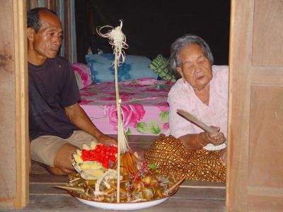 คำอธิบาย : เคาะประตู ให้เกิดเสียงดังขณะเรียกผีบรรพษุรุษมากินข้าวห่อ<br>ผู้ถ่าย : พัชรีวรรณ์ เบ้าดี<br>ลิขสิทธิ์  : ศูนย์มานุษยวิทยาสิรินธร (องค์การมหาชน)<br>รูปแบบลิขสิทธิ์ : สัญญาอนุญาตครีเอทีฟคอมมอนส์<br>