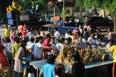คำอธิบาย : ชาวบ้านสรงน้ำพระพุทธรูปภายในวัดโพธิ์กลาง<br>วันที่ถ่าย  :21 พ.ค. 2560<br>ผู้ถ่าย : ธีระวัฒน์ แสนคำ<br>ลิขสิทธิ์  : ศูนย์มานุษยวิทยาสิรินธร (องค์การมหาชน)<br>รูปแบบลิขสิทธิ์ : สัญญาอนุญาตครีเอทีฟคอมมอนส์<br>