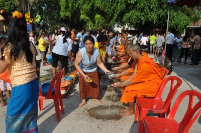 คำอธิบาย : ชาวบ้านร่วมกันสรงน้ำพระสงฆ์สามเณรที่วัดโพธิ์กลาง<br>วันที่ถ่าย  :21 พ.ค. 2560<br>ผู้ถ่าย : ธีระวัฒน์ แสนคำ<br>ลิขสิทธิ์  : ศูนย์มานุษยวิทยาสิรินธร (องค์การมหาชน)<br>รูปแบบลิขสิทธิ์ : สัญญาอนุญาตครีเอทีฟคอมมอนส์<br>