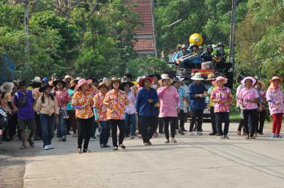คำอธิบาย : ขบวนแห่หลวงพ่อห้ามญาติในหมู่บ้านป่าแดง<br>วันที่ถ่าย  :21 พ.ค. 2560<br>ผู้ถ่าย : ธีระวัฒน์ แสนคำ<br>ลิขสิทธิ์  : ศูนย์มานุษยวิทยาสิรินธร (องค์การมหาชน)<br>รูปแบบลิขสิทธิ์ : สัญญาอนุญาตครีเอทีฟคอมมอนส์<br>