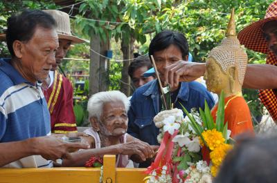 คำอธิบาย : นำหลวงพ่อห้ามญาติมาประดิษฐานชั่วคราวที่หน้าบ้านชาวบ้านเพื่อสรงน้ำเป็นศิริมงคล<br>วันที่ถ่าย  :21 พ.ค. 2560<br>ผู้ถ่าย : ธีระวัฒน์ แสนคำ<br>ลิขสิทธิ์  : ศูนย์มานุษยวิทยาสิรินธร (องค์การมหาชน)<br>รูปแบบลิขสิทธิ์ : สัญญาอนุญาตครีเอทีฟคอมมอนส์<br>
