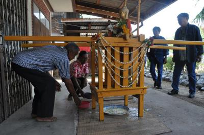 คำอธิบาย : นำหลวงพ่อห้ามญาติมาประดิษฐานชั่วคราวที่หน้าบ้านชาวบ้านเพื่อสรงน้ำเป็นศิริมงคล<br>วันที่ถ่าย  :21 พ.ค. 2560<br>ผู้ถ่าย : ธีระวัฒน์ แสนคำ<br>ลิขสิทธิ์  : ศูนย์มานุษยวิทยาสิรินธร (องค์การมหาชน)<br>รูปแบบลิขสิทธิ์ : สัญญาอนุญาตครีเอทีฟคอมมอนส์<br>
