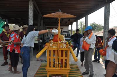 คำอธิบาย : นำหลวงพ่อห้ามญาติมาประดิษฐานชั่วคราวที่หน้าบ้านชาวบ้านเพื่อสรงน้ำเป็นศิริมงคล<br>วันที่ถ่าย  :21 พ.ค. 2560<br>ผู้ถ่าย : ธีระวัฒน์ แสนคำ<br>ลิขสิทธิ์  : ศูนย์มานุษยวิทยาสิรินธร (องค์การมหาชน)<br>รูปแบบลิขสิทธิ์ : สัญญาอนุญาตครีเอทีฟคอมมอนส์<br>