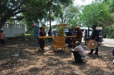 คำอธิบาย : นำหลวงพ่อห้ามญาติมาประดิษฐานชั่วคราวหน้าศาลปู่หลวง-แม่ย่าใหญ่<br>วันที่ถ่าย  :21 พ.ค. 2560<br>ผู้ถ่าย : ธีระวัฒน์ แสนคำ<br>ลิขสิทธิ์  : ศูนย์มานุษยวิทยาสิรินธร (องค์การมหาชน)<br>รูปแบบลิขสิทธิ์ : สัญญาอนุญาตครีเอทีฟคอมมอนส์<br>