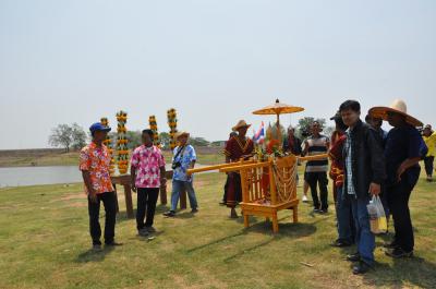 คำอธิบาย : ขบวนหามหลวงพ่อห้ามญาติมาถึงอ่างเก็บน้ำป่าแดง<br>วันที่ถ่าย  :21 พ.ค. 2560<br>ผู้ถ่าย : ธีระวัฒน์ แสนคำ<br>ลิขสิทธิ์  : ศูนย์มานุษยวิทยาสิรินธร (องค์การมหาชน)<br>รูปแบบลิขสิทธิ์ : สัญญาอนุญาตครีเอทีฟคอมมอนส์<br>