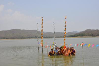 คำอธิบาย : พิธีหามหลวงพ่อห้ามญาติดำน้ำ<br>วันที่ถ่าย  :21 พ.ค. 2560<br>ผู้ถ่าย : ธีระวัฒน์ แสนคำ<br>ลิขสิทธิ์  : ศูนย์มานุษยวิทยาสิรินธร (องค์การมหาชน)<br>รูปแบบลิขสิทธิ์ : สัญญาอนุญาตครีเอทีฟคอมมอนส์<br>