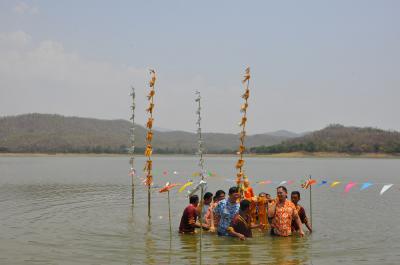 คำอธิบาย : พิธีหามหลวงพ่อห้ามญาติดำน้ำ<br>วันที่ถ่าย  :21 พ.ค. 2560<br>ผู้ถ่าย : ธีระวัฒน์ แสนคำ<br>ลิขสิทธิ์  : ศูนย์มานุษยวิทยาสิรินธร (องค์การมหาชน)<br>รูปแบบลิขสิทธิ์ : สัญญาอนุญาตครีเอทีฟคอมมอนส์<br>