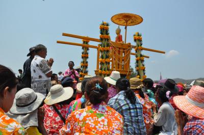 คำอธิบาย : ชาวบ้านทำการสักการะหลวงพ่อห้ามญาติหลังอัญเชิญขึ้นมาจากอ่างเก็บน้ำป่าแดง<br>วันที่ถ่าย  :21 พ.ค. 2560<br>ผู้ถ่าย : ธีระวัฒน์ แสนคำ<br>ลิขสิทธิ์  : ศูนย์มานุษยวิทยาสิรินธร (องค์การมหาชน)<br>รูปแบบลิขสิทธิ์ : สัญญาอนุญาตครีเอทีฟคอมมอนส์<br>