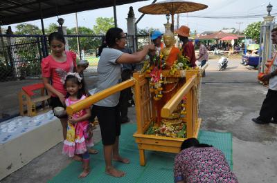 คำอธิบาย : นำหลวงพ่อห้ามญาติมาประดิษฐานชั่วคราวที่หน้าบ้านชาวบ้านเพื่อสรงน้ำเป็นศิริมงคล<br>วันที่ถ่าย  :21 พ.ค. 2560<br>ผู้ถ่าย : ธีระวัฒน์ แสนคำ<br>ลิขสิทธิ์  : ศูนย์มานุษยวิทยาสิรินธร (องค์การมหาชน)<br>รูปแบบลิขสิทธิ์ : สัญญาอนุญาตครีเอทีฟคอมมอนส์<br>