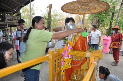คำอธิบาย : นำหลวงพ่อห้ามญาติมาประดิษฐานชั่วคราวที่หน้าบ้านชาวบ้านเพื่อสรงน้ำเป็นศิริมงคล<br>วันที่ถ่าย  :21 พ.ค. 2560<br>ผู้ถ่าย : ธีระวัฒน์ แสนคำ<br>ลิขสิทธิ์  : ศูนย์มานุษยวิทยาสิรินธร (องค์การมหาชน)<br>รูปแบบลิขสิทธิ์ : สัญญาอนุญาตครีเอทีฟคอมมอนส์<br>