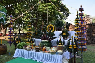 คำอธิบาย : เครื่องบูชาถูกจัดเตรียมก่อนงานพิธีกรรมบวงสรวง<br>วันที่ถ่าย  :11 เม.ย. 2560<br>ผู้ถ่าย : สาวิตรี ตลับแป้น<br>ลิขสิทธิ์  : ศูนย์มานุษยวิทยาสิรินธร (องค์การมหาชน)<br>รูปแบบลิขสิทธิ์ : สัญญาอนุญาตครีเอทีฟคอมมอนส์<br>