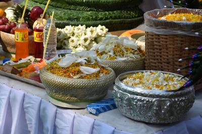 คำอธิบาย : เครื่องบวงสรวงในส่วนของดอกไม้<br>วันที่ถ่าย  :11 เม.ย. 2560<br>ผู้ถ่าย : สาวิตรี ตลับแป้น<br>ลิขสิทธิ์  : ศูนย์มานุษยวิทยาสิรินธร (องค์การมหาชน)<br>รูปแบบลิขสิทธิ์ : สัญญาอนุญาตครีเอทีฟคอมมอนส์<br>