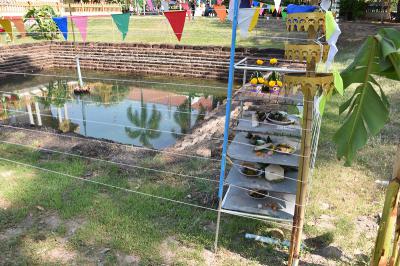 คำอธิบาย : เครื่องบูชาหนึ่งในสี่มุมของบ่อน้ำศักดิ์สิทธิ์<br>วันที่ถ่าย  :11 เม.ย. 2560<br>ผู้ถ่าย : สาวิตรี ตลับแป้น<br>ลิขสิทธิ์  : ศูนย์มานุษยวิทยาสิรินธร (องค์การมหาชน)<br>รูปแบบลิขสิทธิ์ : สัญญาอนุญาตครีเอทีฟคอมมอนส์<br>