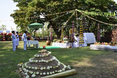 คำอธิบาย : พ่อใหญ่จ้ำกล่าวบทสวดทำพิธี<br>วันที่ถ่าย  :11 เม.ย. 2560<br>ผู้ถ่าย : สาวิตรี ตลับแป้น<br>ลิขสิทธิ์  : ศูนย์มานุษยวิทยาสิรินธร (องค์การมหาชน)<br>รูปแบบลิขสิทธิ์ : สัญญาอนุญาตครีเอทีฟคอมมอนส์<br>