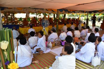 คำอธิบาย : หลังพิธีพราหมณ์เป็นพิธีสงฆ์<br>วันที่ถ่าย  :11 เม.ย. 2560<br>ผู้ถ่าย : สาวิตรี ตลับแป้น<br>ลิขสิทธิ์  : ศูนย์มานุษยวิทยาสิรินธร (องค์การมหาชน)<br>รูปแบบลิขสิทธิ์ : สัญญาอนุญาตครีเอทีฟคอมมอนส์<br>