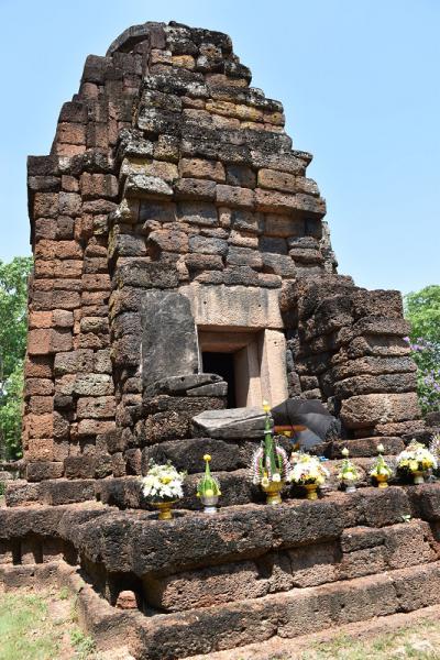 คำอธิบาย : ปรางค์ประธานของกู่ประภาชัย<br>วันที่ถ่าย  :11 เม.ย. 2560<br>ผู้ถ่าย : สาวิตรี ตลับแป้น<br>ลิขสิทธิ์  : ศูนย์มานุษยวิทยาสิรินธร (องค์การมหาชน)<br>รูปแบบลิขสิทธิ์ : สัญญาอนุญาตครีเอทีฟคอมมอนส์<br>