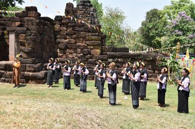 คำอธิบาย : นางรำเริ่มรำถวายเจ้าปู่<br>วันที่ถ่าย  :11 เม.ย. 2560<br>ผู้ถ่าย : สาวิตรี ตลับแป้น<br>ลิขสิทธิ์  : ศูนย์มานุษยวิทยาสิรินธร (องค์การมหาชน)<br>รูปแบบลิขสิทธิ์ : สัญญาอนุญาตครีเอทีฟคอมมอนส์<br>