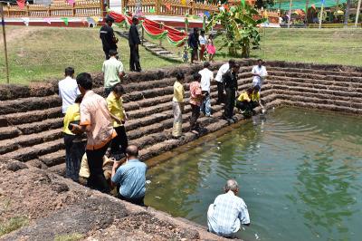 คำอธิบาย : พิธีกรรมช่วงท้าย พ่อใหญ่จ้ำเดินนำชาวคณะไปที่บ่อน้ำศักดิ์สิทธิ์ ก่อนนำน้ำศักดิ์สิทธิ์มาสรงกู่<br>วันที่ถ่าย  :11 เม.ย. 2560<br>ผู้ถ่าย : สาวิตรี ตลับแป้น<br>ลิขสิทธิ์  : ศูนย์มานุษยวิทยาสิรินธร (องค์การมหาชน)<br>รูปแบบลิขสิทธิ์ : สัญญาอนุญาตครีเอทีฟคอมมอนส์<br>