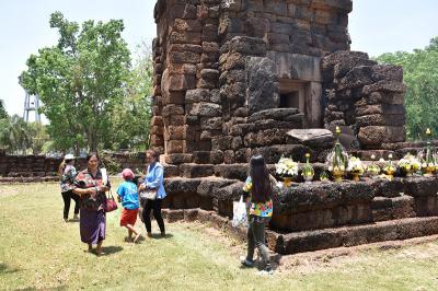 คำอธิบาย : การสรงกู่จะเป็นการรดน้ำไปโดยรอบตัวปราสาท<br>วันที่ถ่าย  :11 เม.ย. 2560<br>ผู้ถ่าย : สาวิตรี ตลับแป้น<br>ลิขสิทธิ์  : ศูนย์มานุษยวิทยาสิรินธร (องค์การมหาชน)<br>รูปแบบลิขสิทธิ์ : สัญญาอนุญาตครีเอทีฟคอมมอนส์<br>