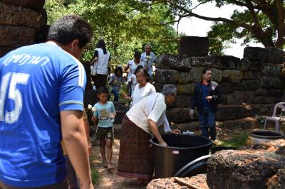 คำอธิบาย : ชาวบ้านเดินเข้ามาสรงกู่<br>วันที่ถ่าย  :11 เม.ย. 2560<br>ผู้ถ่าย : สาวิตรี ตลับแป้น<br>ลิขสิทธิ์  : ศูนย์มานุษยวิทยาสิรินธร (องค์การมหาชน)<br>รูปแบบลิขสิทธิ์ : สัญญาอนุญาตครีเอทีฟคอมมอนส์<br>