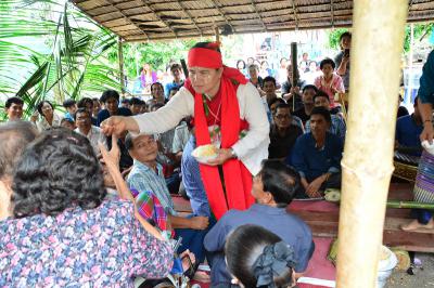 คำอธิบาย : ลูกสาวในตระกูลใส่ชุดคล้ายนักรบตอนออกป่า ป้อนข้าวเหนียวผสมน้ำตาลปี๊บให้กับคนในตระกูล<br>วันที่ถ่าย  :8 ม.ค. 2560<br>ผู้ถ่าย : พัชรีวรรณ์ เบ้าดี<br>ลิขสิทธิ์  : ศูนย์มานุษยวิทยาสิรินธร (องค์การมหาชน)<br>รูปแบบลิขสิทธิ์ : สัญญาอนุญาตครีเอทีฟคอมมอนส์<br>