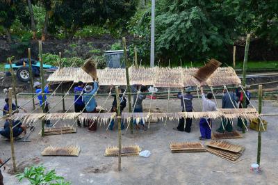 คำอธิบาย : ปะรำพิธีหรือโรงพิธี ถูกสร้างขึ้นอย่างง่ายๆ ด้วยเสาไม้ไผ่ หลังคามุงตับจาก<br>วันที่ถ่าย  :7 ม.ค. 2560<br>ผู้ถ่าย : พัชรีวรรณ์ เบ้าดี<br>ลิขสิทธิ์  : ศูนย์มานุษยวิทยาสิรินธร (องค์การมหาชน)<br>รูปแบบลิขสิทธิ์ : สัญญาอนุญาตครีเอทีฟคอมมอนส์<br>