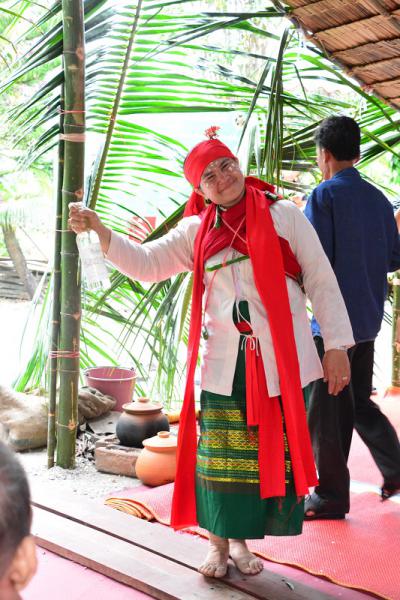 คำอธิบาย : ลูกสาวในตระกูลใส่ชุดคล้ายนักรบตอนออกป่า รำอยู่บริเวณโรงพิธี<br>วันที่ถ่าย  :8 ม.ค. 2560<br>ผู้ถ่าย : พัชรีวรรณ์ เบ้าดี<br>ลิขสิทธิ์  : ศูนย์มานุษยวิทยาสิรินธร (องค์การมหาชน)<br>รูปแบบลิขสิทธิ์ : สัญญาอนุญาตครีเอทีฟคอมมอนส์<br>