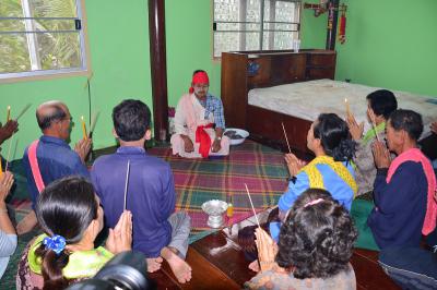 คำอธิบาย : วันสุกดิบ กรณีที่ผ้าผีบรรพบุรุษไม่ได้อยู่ในบ้านที่จะประกอบพิธี ต้นผีและเครือญาติจะแห่ขบวนไปเชิญผีบรรพบุรุษหรือปาโหนก กลับมายังบ้านที่จัดพิธีบริเวณเสาผีเรือน<br>วันที่ถ่าย  :7 ม.ค. 2560<br>ผู้ถ่าย : พัชรีวรรณ์ เบ้าดี<br>ลิขสิทธิ์  : ศูนย์มานุษยวิทยาสิรินธร (องค์การมหาชน)<br>รูปแบบลิขสิทธิ์ : สัญญาอนุญาตครีเอทีฟคอมมอนส์<br>