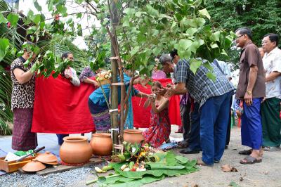 คำอธิบาย : พิธีอาบน้ำ คนที่ประกอบพิธีจะตักน้ำล้างมือให้กับญาติผู้ชายในพิธี จากนั้นชายในตระกูลก็จะตักน้ำที่อยู่ในหม้อทั้งสามใบอาบน้ำให้<br>วันที่ถ่าย  :8 ม.ค. 2560<br>ผู้ถ่าย : พัชรีวรรณ์ เบ้าดี<br>ลิขสิทธิ์  : ศูนย์มานุษยวิทยาสิรินธร (องค์การมหาชน)<br>รูปแบบลิขสิทธิ์ : สัญญาอนุญาตครีเอทีฟคอมมอนส์<br>