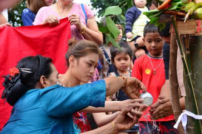 คำอธิบาย : พิธีอาบน้ำ ส่วนใหญ่จะให้ลูกหลานที่อายุยังน้อยมาทำพิธี บริเวณต้นโพนำผ้าแดงมาล้อม จำลองเป็นมุมหนึ่งในการอาบน้ำ<br>วันที่ถ่าย  :8 ม.ค. 2560<br>ผู้ถ่าย : พัชรีวรรณ์ เบ้าดี<br>ลิขสิทธิ์  : ศูนย์มานุษยวิทยาสิรินธร (องค์การมหาชน)<br>รูปแบบลิขสิทธิ์ : สัญญาอนุญาตครีเอทีฟคอมมอนส์<br>