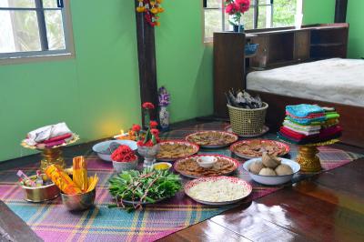 คำอธิบาย : วันสุกดิบ จะมีการเตรียมเครื่องเซ่นไหว้ เช่น หมากพลู ขนมแป้งทอด เต่า พานบายศรี สำหรับในวันจัดงานพิธีรำผี<br>วันที่ถ่าย  :7 ม.ค. 2560<br>ผู้ถ่าย : พัชรีวรรณ์ เบ้าดี<br>ลิขสิทธิ์  : ศูนย์มานุษยวิทยาสิรินธร (องค์การมหาชน)<br>รูปแบบลิขสิทธิ์ : สัญญาอนุญาตครีเอทีฟคอมมอนส์<br>