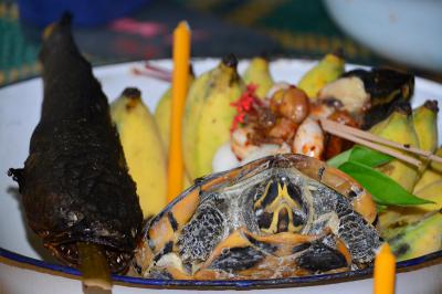 คำอธิบาย : เครื่องเซ่นไหว้ใน 1 กะละมัง ประกอบด้วย ปลาดุกย่าง เต่า กล้วย ขนมแป้งทอด ฯลฯ<br>วันที่ถ่าย  :8 ม.ค. 2560<br>ผู้ถ่าย : พัชรีวรรณ์ เบ้าดี<br>ลิขสิทธิ์  : ศูนย์มานุษยวิทยาสิรินธร (องค์การมหาชน)<br>รูปแบบลิขสิทธิ์ : สัญญาอนุญาตครีเอทีฟคอมมอนส์<br>