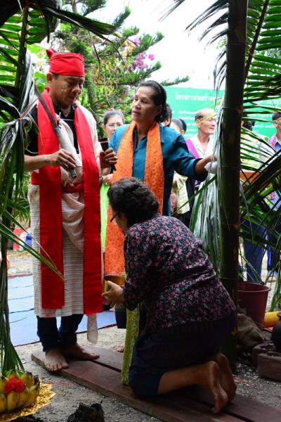 คำอธิบาย : เช้าวันจัดพิธีรำผี ลูกชายในตระกูลจะแต่งกายด้วยชุดผี เพื่อเชิญปาโหนกหรือผีบรรพบุรุษจากบริเวณเสาผีมาสู่ปะรำพิธี<br>วันที่ถ่าย  :8 ม.ค. 2560<br>ผู้ถ่าย : พัชรีวรรณ์ เบ้าดี<br>ลิขสิทธิ์  : ศูนย์มานุษยวิทยาสิรินธร (องค์การมหาชน)<br>รูปแบบลิขสิทธิ์ : สัญญาอนุญาตครีเอทีฟคอมมอนส์<br>