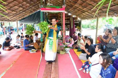 คำอธิบาย : โต้งหรือผู้นำพิธี แต่งตัวทัดดอกไม้ ในมือถือใบรำผีร่ายรำตามจังหวะการบรรเลงปี่พาทย์<br>วันที่ถ่าย  :8 ม.ค. 2560<br>ผู้ถ่าย : พัชรีวรรณ์ เบ้าดี<br>ลิขสิทธิ์  : ศูนย์มานุษยวิทยาสิรินธร (องค์การมหาชน)<br>รูปแบบลิขสิทธิ์ : สัญญาอนุญาตครีเอทีฟคอมมอนส์<br>