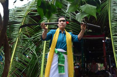 คำอธิบาย : โต้งถือดาบร่ายรำตามจังหวะปี่พาทย์<br>วันที่ถ่าย  :8 ม.ค. 2560<br>ผู้ถ่าย : พัชรีวรรณ์ เบ้าดี<br>ลิขสิทธิ์  : ศูนย์มานุษยวิทยาสิรินธร (องค์การมหาชน)<br>รูปแบบลิขสิทธิ์ : สัญญาอนุญาตครีเอทีฟคอมมอนส์<br>