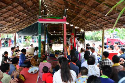 คำอธิบาย : การประกอบพิธีกรรมในปะรำพิธี ปาโหนกเข้าสิงร่างลูกสาวในตระกูล<br>วันที่ถ่าย  :8 ม.ค. 2560<br>ผู้ถ่าย : พัชรีวรรณ์ เบ้าดี<br>ลิขสิทธิ์  : ศูนย์มานุษยวิทยาสิรินธร (องค์การมหาชน)<br>รูปแบบลิขสิทธิ์ : สัญญาอนุญาตครีเอทีฟคอมมอนส์<br>