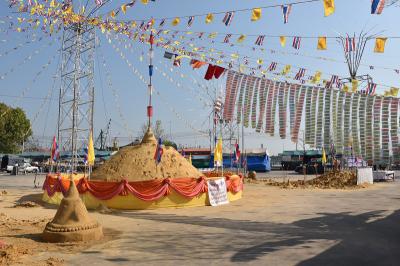 คำอธิบาย : ลานวัดมีกองทรายขนาดใหญ่ เจ้าภาพและผู้บริจาค นำมาถวายวัด<br>วันที่ถ่าย  :15 มี.ค. 2561<br>ผู้ถ่าย : สาวิตรี ตลับแป้น<br>ลิขสิทธิ์  : ศูนย์มานุษยวิทยาสิรินธร (องค์การมหาชน)<br>รูปแบบลิขสิทธิ์ : สัญญาอนุญาตครีเอทีฟคอมมอนส์<br>
