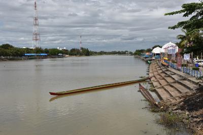 คำอธิบาย : เรือยาวบางลำได้ถูกยกลงไปยังแม่น้ำ เพื่อซ้อมก่อนแข่งจริง<br>วันที่ถ่าย  :11 พ.ย. 2560<br>ผู้ถ่าย : สาวิตรี ตลับแป้น<br>ลิขสิทธิ์  : ศูนย์มานุษยวิทยาสิรินธร (องค์การมหาชน)<br>รูปแบบลิขสิทธิ์ : สัญญาอนุญาตครีเอทีฟคอมมอนส์<br>
