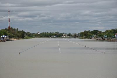 คำอธิบาย : ก่อนวันแข่งสองวันทางผู้จัดการแข่งขันได้วางทุ่นเป็นลู่แข่งขัน ระยะทาง 550 เมตร<br>วันที่ถ่าย  :11 พ.ย. 2560<br>ผู้ถ่าย : สาวิตรี ตลับแป้น<br>ลิขสิทธิ์  : ศูนย์มานุษยวิทยาสิรินธร (องค์การมหาชน)<br>รูปแบบลิขสิทธิ์ : สัญญาอนุญาตครีเอทีฟคอมมอนส์<br>