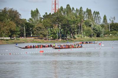 คำอธิบาย : ก่อนวันแข่งหนึ่งวันมีเรือหลายลำ ได้ทำการซ้อมร่วมกัน เพื่อให้คุ้นเคยกับสนามจริง<br>วันที่ถ่าย  :11 พ.ย. 2560<br>ผู้ถ่าย : สาวิตรี ตลับแป้น<br>ลิขสิทธิ์  : ศูนย์มานุษยวิทยาสิรินธร (องค์การมหาชน)<br>รูปแบบลิขสิทธิ์ : สัญญาอนุญาตครีเอทีฟคอมมอนส์<br>