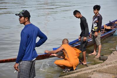 คำอธิบาย : ภิกษุกับทีมงานเรือสาวเมืองย่ากำลังช่วยกันประกอบโขนเรือ<br>ผู้ถ่าย : สาวิตรี ตลับแป้น<br>ลิขสิทธิ์  : ศูนย์มานุษยวิทยาสิรินธร (องค์การมหาชน)<br>รูปแบบลิขสิทธิ์ : สัญญาอนุญาตครีเอทีฟคอมมอนส์<br>