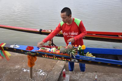 คำอธิบาย : บายศรี ดอกไม้ ผลไม้ เครื่องเซ่นไหว้ต่างๆถูกนำไปวางไว้ที่ช่องตรงหัวเรือ<br>วันที่ถ่าย  :12 พ.ย. 2560<br>ผู้ถ่าย : สาวิตรี ตลับแป้น<br>ลิขสิทธิ์  : ศูนย์มานุษยวิทยาสิรินธร (องค์การมหาชน)<br>รูปแบบลิขสิทธิ์ : สัญญาอนุญาตครีเอทีฟคอมมอนส์<br>