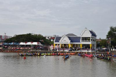 คำอธิบาย : ประมาณเก้าโมงเช้าเป็นพิธีเปิด เรือทุกลำที่เข้าแข่งขัน ต่างมารวมกันต่อหน้าประธานที่อาคารกองอำนวยการเพื่อ
เปิดงาน<br>วันที่ถ่าย  :12 พ.ย. 2560<br>ผู้ถ่าย : สาวิตรี ตลับแป้น<br>ลิขสิทธิ์  : ศูนย์มานุษยวิทยาสิรินธร (องค์การมหาชน)<br>รูปแบบลิขสิทธิ์ : สัญญาอนุญาตครีเอทีฟคอมมอนส์<br>