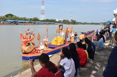 คำอธิบาย : เรือตกแต่งสวยงาม เป็นรูปปั้นพระยาครุฑและกินนรี มีพระบรมฉายาลักษณ์รัชกาลที่ 10 เข้ามาจอดฝั่งคนดูอีกฝั่งหนึ่ง<br>วันที่ถ่าย  :12 พ.ย. 2560<br>ผู้ถ่าย : สาวิตรี ตลับแป้น<br>ลิขสิทธิ์  : ศูนย์มานุษยวิทยาสิรินธร (องค์การมหาชน)<br>รูปแบบลิขสิทธิ์ : สัญญาอนุญาตครีเอทีฟคอมมอนส์<br>